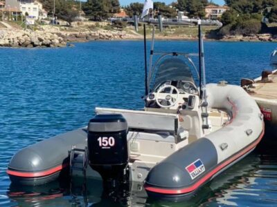 Location Valiant V570 à Carry-le-Rouet · Brunswick Marine