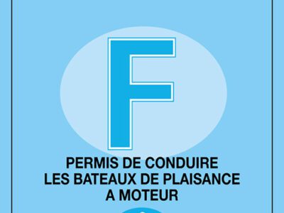 Couverture du permis de conduire les bateaux de plaisance à moteur, délivré par la République Française, avec un grand 'F' et une ancre marine sur un fond bleu